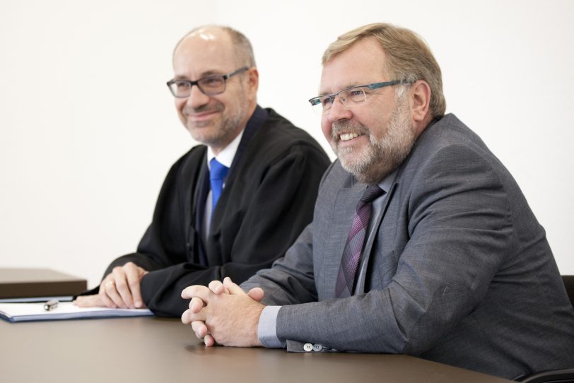 v.l. Anwalt Norbert H. Müller, Jürgen Hellmann.