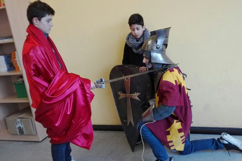 Eine Ritterrüstung für den Geschichtsunterricht in der Realschule an der Burg.