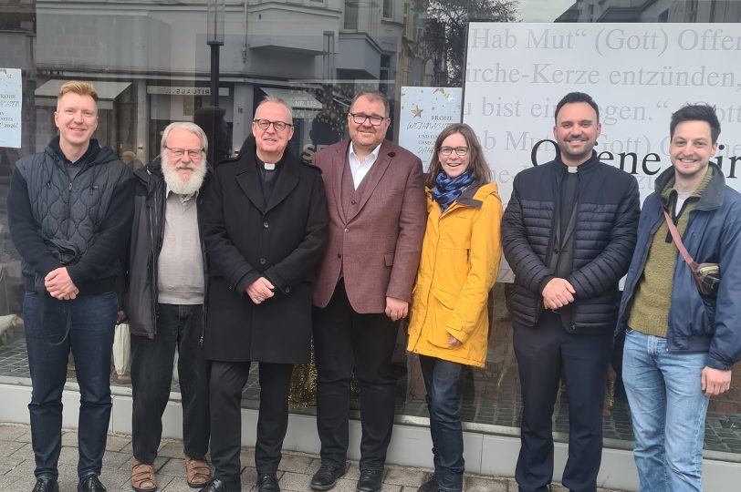 Mitarbeiter der Pfarrei St. Dionysius mit v.l. Pfarrer Nils Petrat, der ehemalige Dechant des Dekanates: Pfarrer Norbert Johannes Walter und Weihbischof Josef Holtkotte.