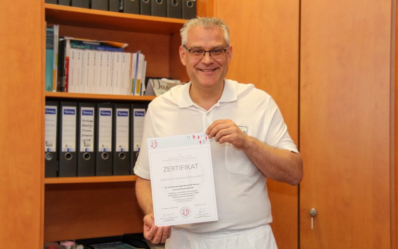 Chefarzt Dr. Ali Halboos mit dem neuen Zertifikat für das Hypertoniezentrum am EvK Herne.