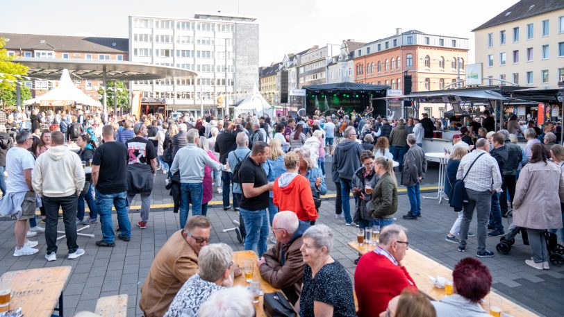 Der Buschmannshof war am Freitagabend (2.6.2023) schon früh gut gefüllt, am zweiten Tag war es abends noch voller.