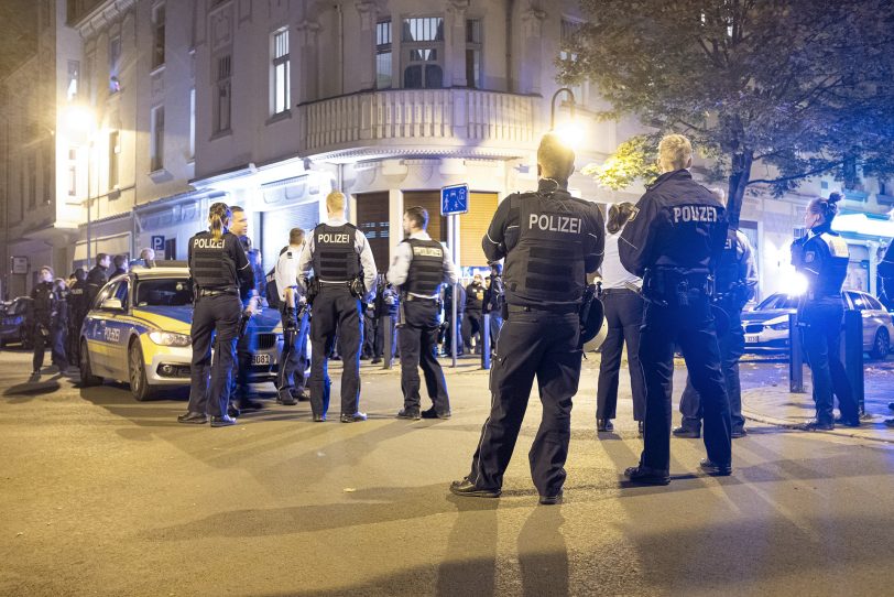 Polizei vor dem Cafe des türkischen Kulturvereins an der Viktor-Reuter-Straße Ecke Schulstraße.