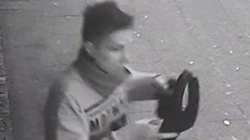 Der Mittäter, der beim Verlassen des Kiosks die Maske abgenommen hat, ist circa 170 cm groß, hat eine normale Figur und trug ein dunkles Basecap, ein rotes Oberteil sowie eine dreiviertel lange Hose.