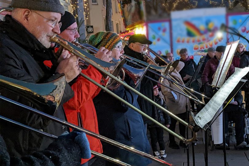 Ökumenisches Adventssingen auf der Bahnhofstraße 2022 – mit den Bläsern des CVJM unter der Leitung von Stefan Wilhelm.