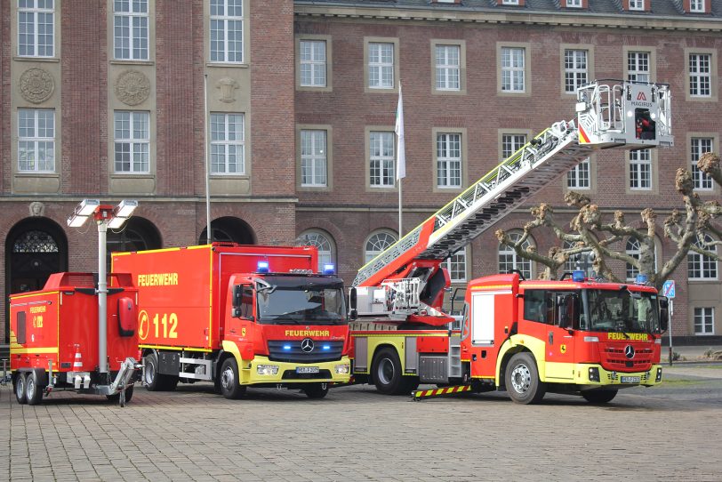 Neue Fahrzeuge für die Herner Feuerwehr: Zwei Drehleiter (eine im Bild), ein Gerätewagen, ein Stromerzeuger (beide im Bild) und ein Katastrophenschutzfahrzeug. Vorgestellt vor dem Herner Rathaus.