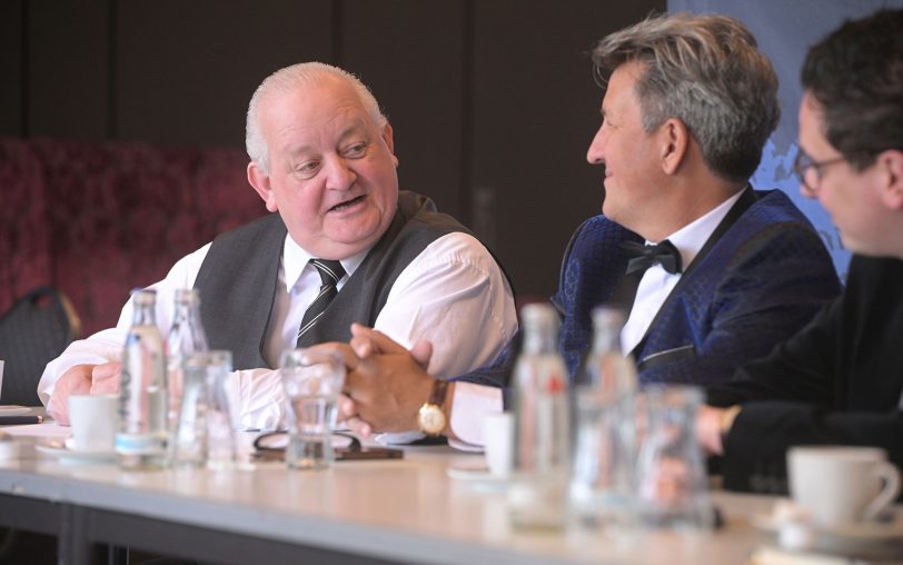 Gute Stimmung herrscht vor dem „Heimspiel“ im Mondpalast bei den Protagonisten Horst Freckmann (l.) und Peter Grimberg (M.) im Gespräch mit Hausherr Marvin Boettcher.