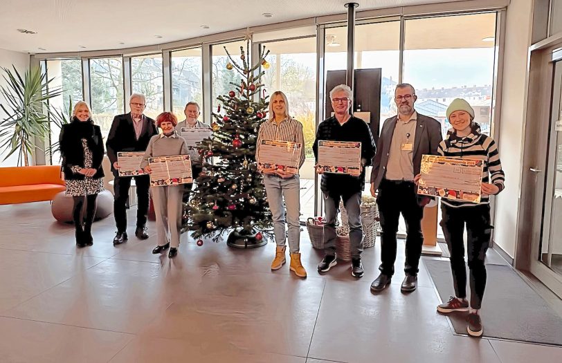 Vorzeitige Bescherung in der WHS-Geschäftsstelle: Auf dem Foto v. l. Simone Hitzler (Vorstand WHS), Heinz Niehoff (Herner Tafel), Rosemarie Nowak (Kinderschutzbund), Werner Karnik (Palliativstation), Klara Kraatz (Ev. Kinderheim), Martin Feldmann (Lukas-Hospiz), Marco Volkar (Vorstand WHS) und Noemie Bruch (CVJM).