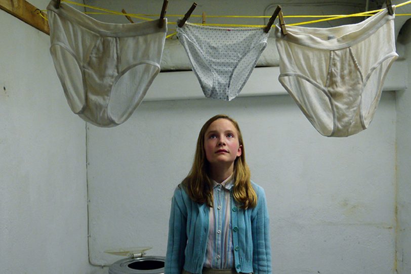 Neu im Kino: 'Vatersland'. Die zehnjährige Marie (Momo Beier) muss anstatt der kranken Mutter viel Hausarbeit erledigen.