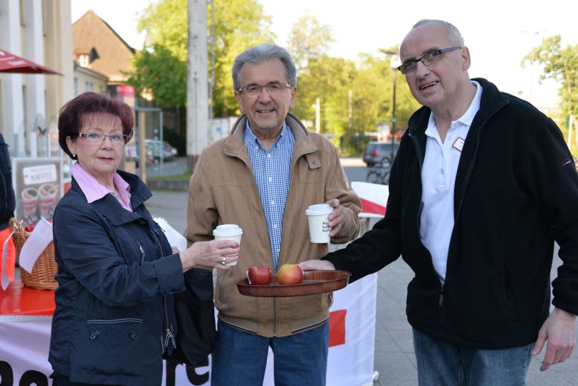 DRK-Aktion: Kein kalter Kaffee am 9. Mai 2016. v.l. Angelika und Roland Wojta, Theo Littmann.