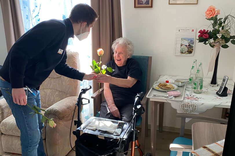 Alle Frauen der Senioren-Residenz in Crange bekamen eine Rose zum Weltfrauentag 2022 geschenkt.