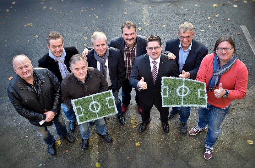 V.l.n.r.: Hans-Jürgen Reitzig, 1. Vorsitzender des VfB Börnig, Sportausschussvorsitzender Kai Gera, Volker Hanebeck, Trainer VfB Börnig, Frank Monzner, 2. Vorsitzender vom SF Wanne, Sport-dezernent Karlheinz Friedrichs, Markus Rohmann, 1. Vorsitzender des SF Wanne, Heinz-Jürgen Kuhl, Leiter des Fachbereichs Stadtgrün und Sport, und Torsten Jäger, Sportlicher Leiter des SF Wanne.