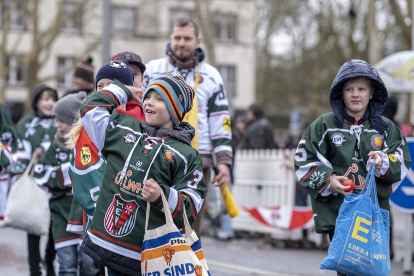 Kleine HEV-Fans werfen Kamelle.