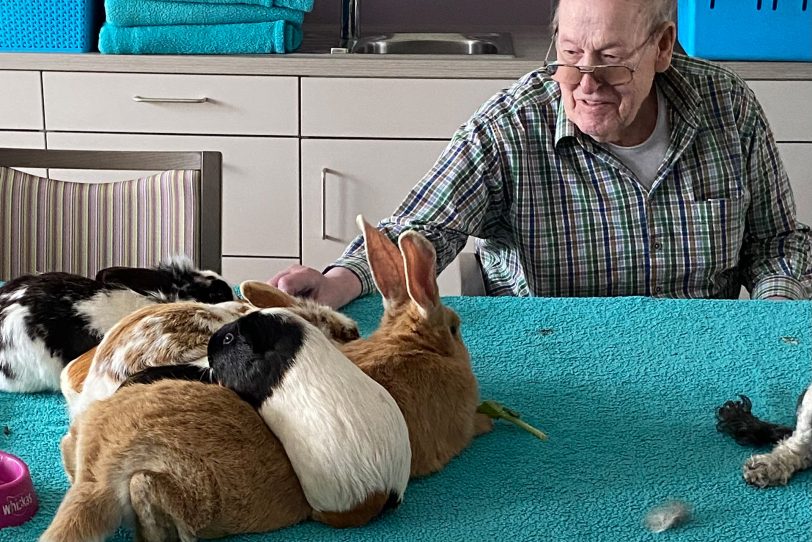 Tiertherapie Terhürne besuchte mit seinen (Streichel-) Tieren die Alloheim-Seniorenresidenz in Crange.