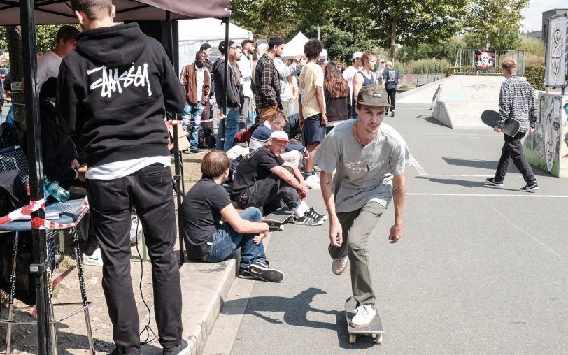 Auf dem Brett durch den Park.