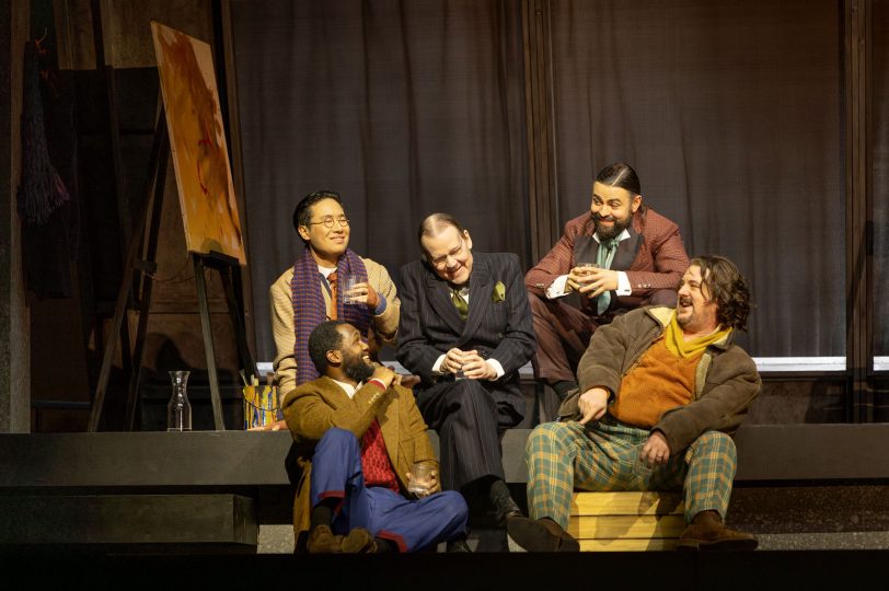 Sandra Wissmanns Puccini-Inszenierung „La Bohème“ wird am 14. September 2025 wiederaufgenommen, im Bild (v.l.) Yancheng Chen, Khanyiso Gwenxane, Urban Malmberg, Philipp Kranjc und Benedict Nelson.