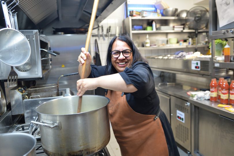 Sardischer Abend im Ollis: Großer Topf, großer Holzlöffel und die großartige Francesca Eichler – ein eingespieltes Team für die Salsiccia-Safran-Tomatensauce.