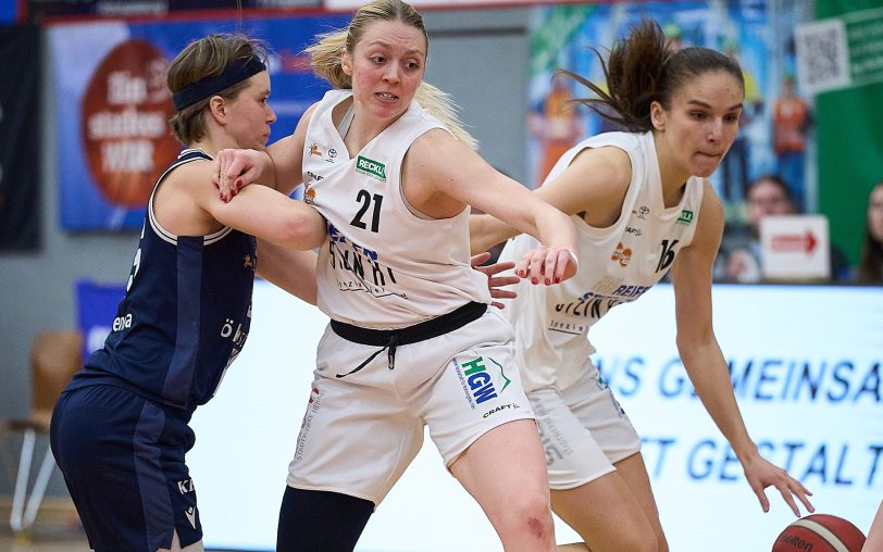 Behielten gegen Freiburg die Oberhand: Allison Day (Mitte) und Clara Bielefeld (re.).