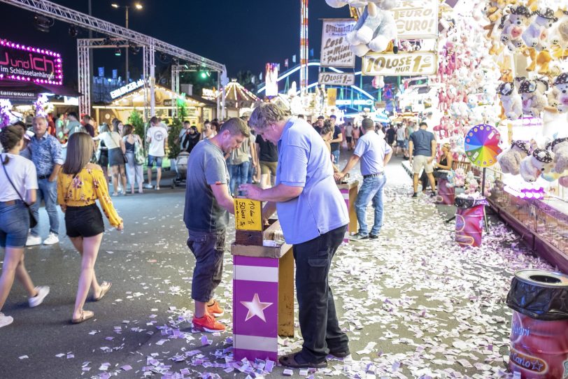 Alles blinkt und alles dreht sich - sehr zur Freude der Kirmes-Fans.