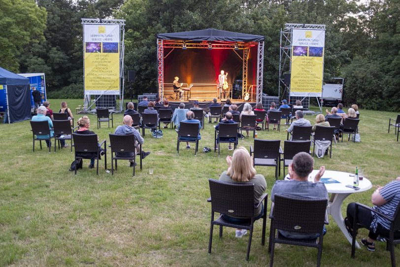 Der Auftakt der NachtSchnittchen beim Sommer Open-Air im Südpool vor 40 Zuschauern.