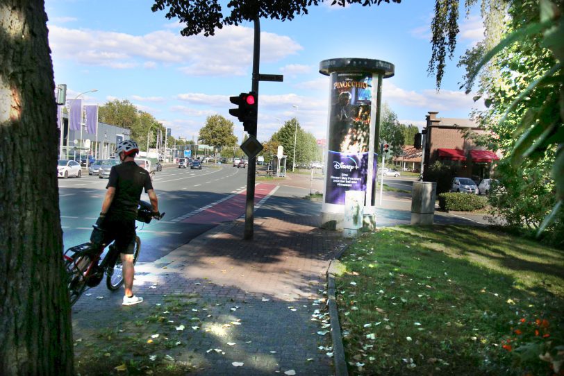 An der Kreuzung Koniner Straße heißt es: Obacht, auch wenn der blutrote Radweg geradeaus führt, es ist die kombinierte Fußgängerampel um die Ecke zu beachten.