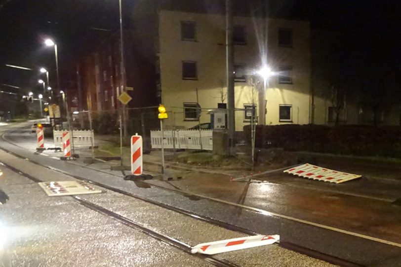 Gegenstände gefährden den Straßenbahnverkehr.