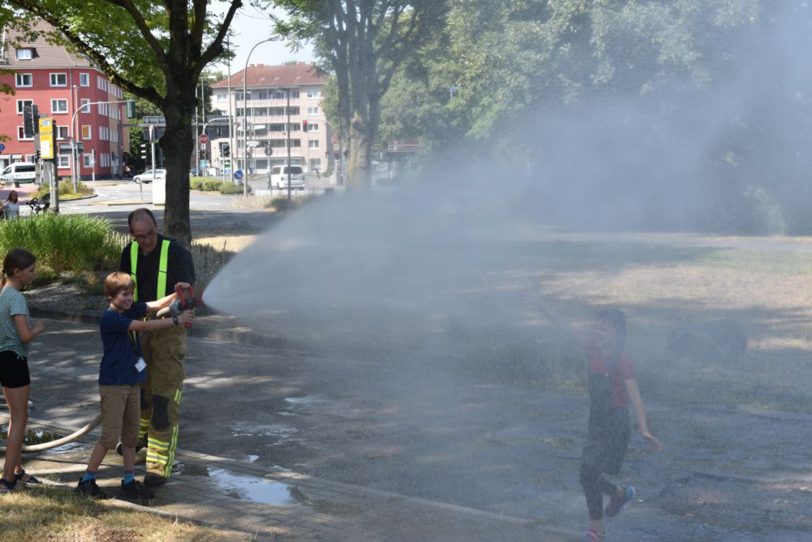 halloherne-Fotograf und freiwilliger Feuerwehrmann, Stefan Kuhn, leistet mit einem Feuerwehrwagen und ganz viel Wasser 'Nachbarschaftshilfe'. Die Armaturen im neuen Stadtteilzentrum H2Ö sind so modern, dass sie keine Wasserbomben befüllen können. Also kam Stefan mit ganz viiiel Wasser: Wasserschlacht gerettet.