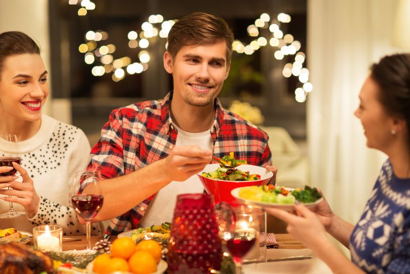 Nachhaltigkeit lässt sich auch beim Weihnachtsessen ohne viel Aufwand und Verzicht umsetzen, damit alle Freude am Tisch haben. Foto: AOK/Colourbox/hfr.