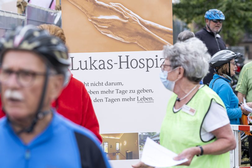 Spendenradeln für das Lukas-Hospiz in Herne (NW), am Samstag (25.07.2020). Start war in diesem Jahr - coronabedingt - die Künstlerzeche Unser Fritz in Wanne, von wo aus die Radfahrerinnen und Radfahrer in die verschiedenen Richtungen aufbrachen, um Spendengelder einzusammeln.