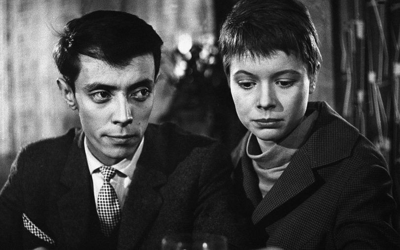 Beim traditionellen Weihnachtsessen der Lörkes muss sich Vater Walter erstmals mit Thomas (Arno Wyzniewski) auseinandersetzen, dem neuen Freund seiner schwangeren Tochter Anne (Karin Schröder).