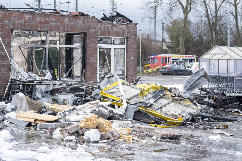 Durch einen Brand wurde am Samstagmorgen (31.01.2021) der Netto-Markt an der Berliner Straße in Herne (NW) komplett zerstört. Kräfte der Berufs- und der Freiwilligen Feuerwehr wurden bei den Löscharbeiten durch das THW unterstützt. Die Polizei ermittelt wegen des Verdachts auf Brandstiftung.