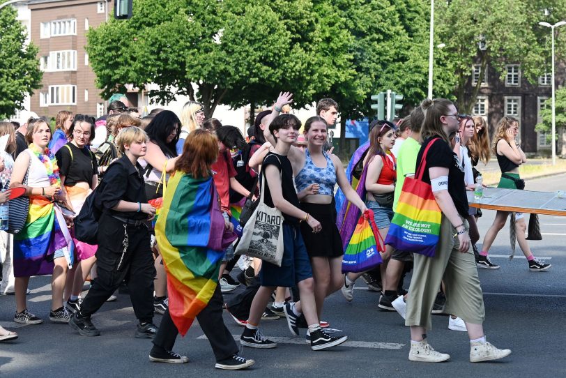 Schrille Outfits, Regenbogen-Utensilien und gute Stimmung – Teilnehmer beim CSD.