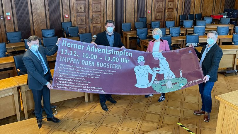 Die Verantwortlichen um (v.li.) Oberbürgermeister Dr. Frank Dudda, DRK-Chef Dr. Martin Krause, Dr. Angelika Burrichter, stellvertretende Leiterin des Gesundheitsamtes und Stadtmarketing-Geschäftsführer Holger Wennrich mit Infos und einem Banner zum Herner Adventsimpfen am Samstag, 11. Dezember 2021.