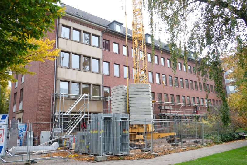 Wird außen und vor allem innen saniert: Das Gebäude der Agentur für Arbeit an der Markgrafenstraße. Dort, wo der Baukran steht, entsteht der neue Eingangsbereich.