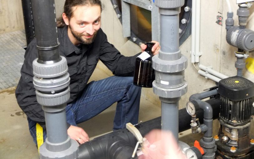 Christian Koböken nimmt für das Hygieneinstitut Wasserproben..