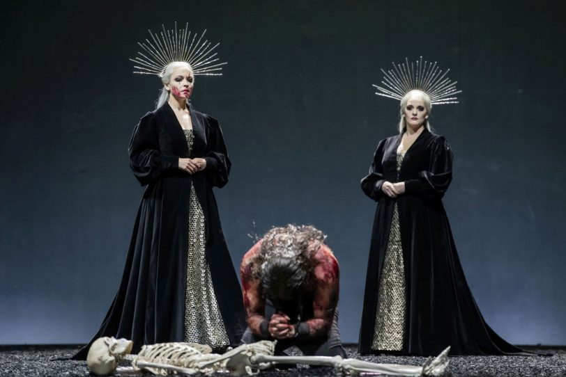 'Dido and Aeneas': Die Zauberin (Bettina Ranch, l.) als Doppelgängerin Didos (Jessica Muirhead, r.), dazwischen Aeneas (Tobias Greenhalgh).