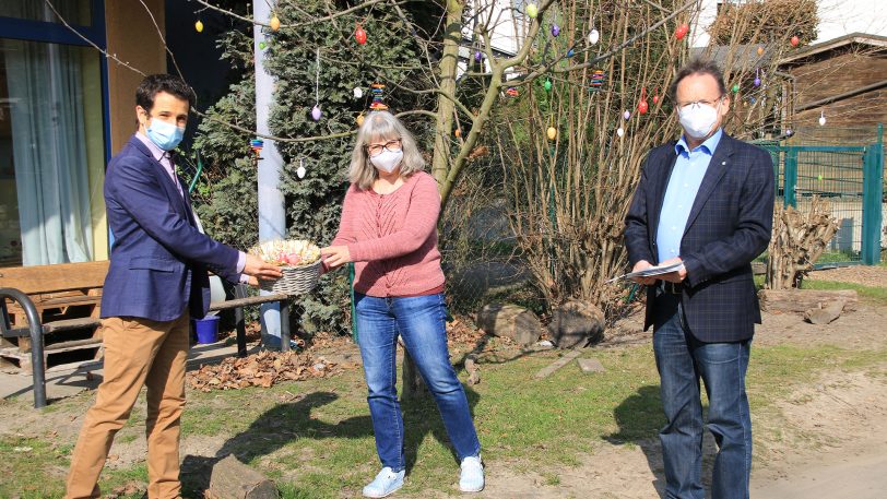 Flemming Menges (OV-Vorsitzender), Ines Falkenberg (Leitung Kita Wilde Wiese) und Ulrich Klonki (Stadtverordneter Sodingen)