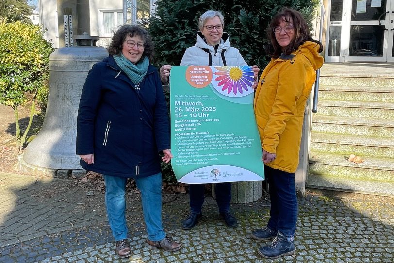 v.l. Die Koordinatorinnen Karin Leutbecher, Karola Rehrmann und Anja Schröder mit dem Ankündigungsplakat vor dem Eingang zum Pfarrsaal.