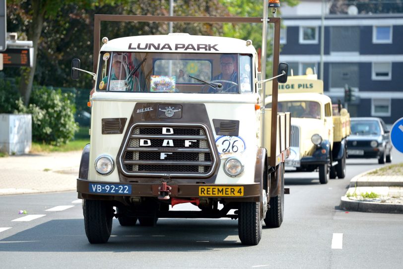 Kirmesoldtimer fahren von Bochum zum Cranger Kirmesplatz