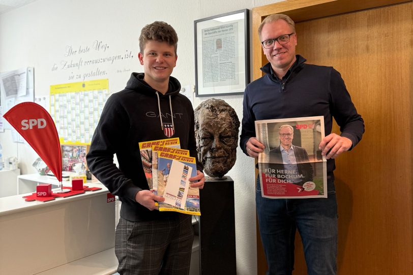Freuen sich über den Gewinn (v.l.) Timo Marquardt, der Gewinner des Reisegutscheins über 250 Euro, mit dem SPD-Parteivorsitzenden und künftigen Bundestagsabgeordneten Hendrik Bollmann.