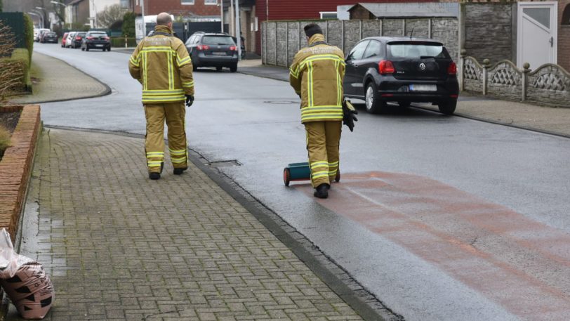 Feuerwehr Einsatz am Südpool wegen eines Ölteppichs.