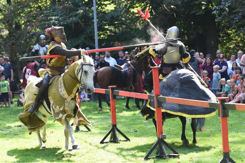 Lanzen krachten beim Ritter-Turnier.