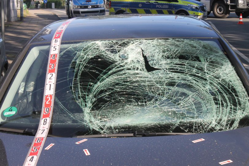 Die Windschutzscheibe des Autos ist gesplittert, der E-Scooter-Fahrer wurde schwer verletzt.