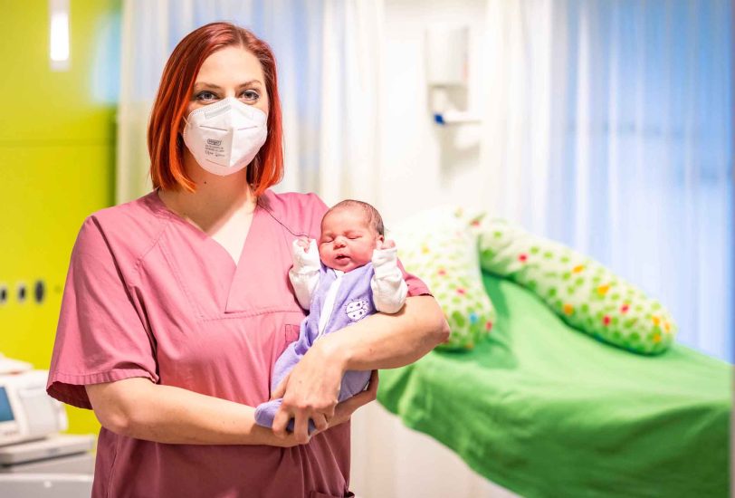 Hebamme und Stationsleitung Adina Seiler und die kleine Elya.