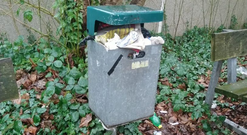 Eine Mülleimer quillt über.