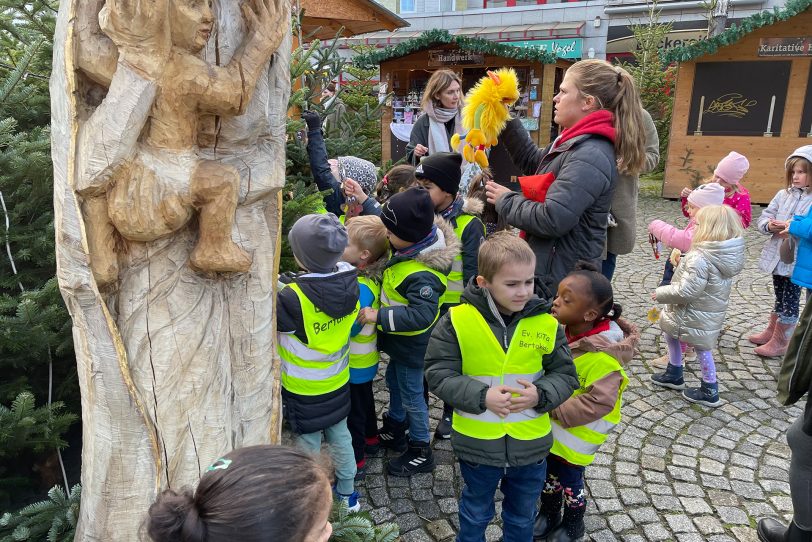 160 Kinder aus elf Kitas schmücken am Robert-Brauner-Platz am Freitag (25.11.2022) mehrere Tannenbäume.