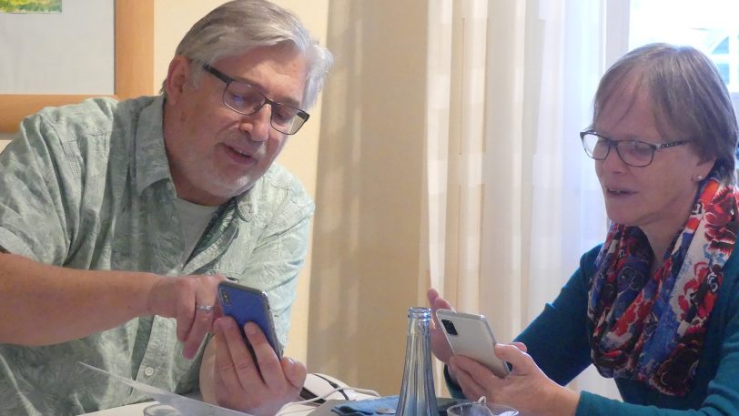 Smartphone Schulung Internetcafe: v.li. Hans-Jürgen Klugstedt und Birgit Heß.
