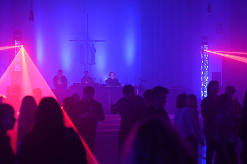 Licht, Laser, DJ-Pult und oben drüber das Kirchenkreuz: Bei der Night Club-Party in der St. Elisabeth-Kirche feierten einige Nachtschwärmer ab.