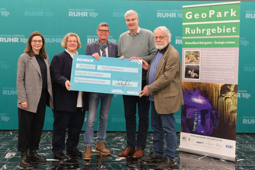 Der stellvertretende RVR-Regionaldirektor Markus Schlüter (4.v.l.) übergibt einen Scheck in Höhe von 50.000 Euro an den GeoPark-Ruhrgebiet Vorsitzenden Dr. Volker Wrede (re).