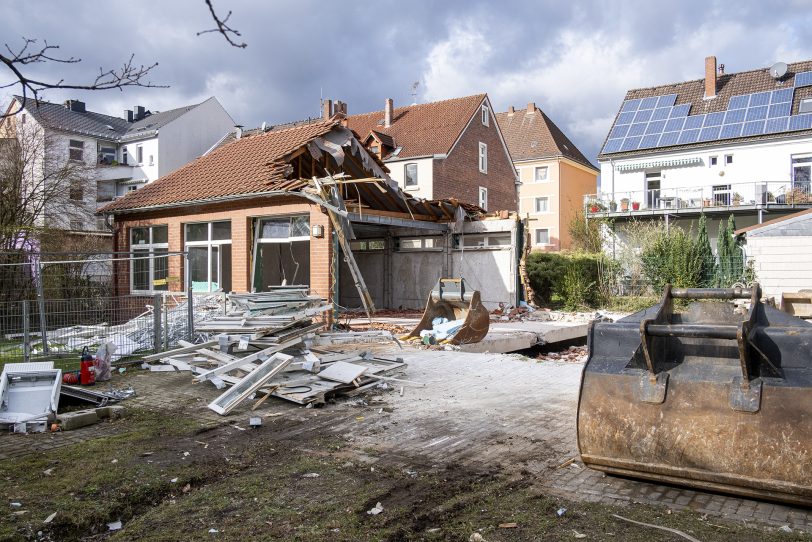 Der Pavillon auf dem Schulhof ist bereits fort.