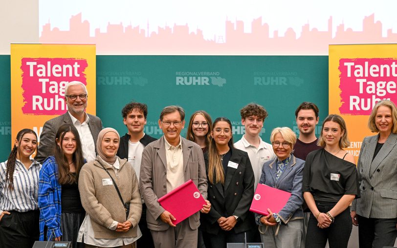 Schüler präsentieren ihre Ideen zur Zukunft des Ruhrgebiets. Übergabe der Ergebnisse an (v.l.n.r.) Garrelt Duin, Regionaldirektor des Regionalverbands Ruhr, Dr. Frank Dudda, Oberbürgermeister der Stadt Herne und Vorsitzender der Verbandsversammlung beim Regionalverband Ruhr (RVR), Bärbel Bergerhoff-Wodopia, Mitglied des Vorstands RAG-Stiftung und Bildungsbeauftragte des Initiativkreises Ruhr, und Dr. Britta L. Schröder, Geschäftsführerin Stiftung TalentMetropole Ruhr.
